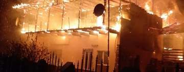 O casă din Sângeru a fost cuprinsă de flăcări. Pompierii intervin cu patru autospeciale pentru stingerea incendiului