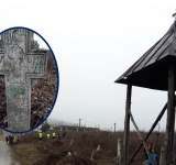 Crucile unui cimitir vechi din Valea Călugărească, scoase la lumină înainte de Sâmbăta Morților