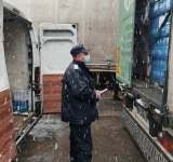 Furau dintr-un TIR, ziua în amiaza mare, pe o stradă din Ploiești