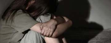 Un prahovean acuzat că și-a violat propria fiică a fost reținut pentru 24 de ore