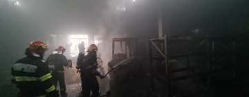 Incendiul de la Florești a izbucnit din cauza unui scurtcircuit la un motostivuitor. Noi imagini de la intervenția pompierilor