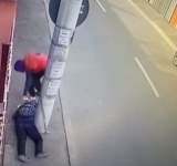 Revoltător! Un bărbat rănit, căzut în stradă, a fost jefuit de un tânăr