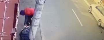 Revoltător! Un bărbat rănit, căzut în stradă, a fost jefuit de un tânăr