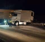 Un TIR a fost în pericol de a se prăbuși în râul Prahova, după ce a derapat pe DN1
