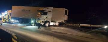Un TIR a fost în pericol de a se prăbuși în râul Prahova, după ce a derapat pe DN1