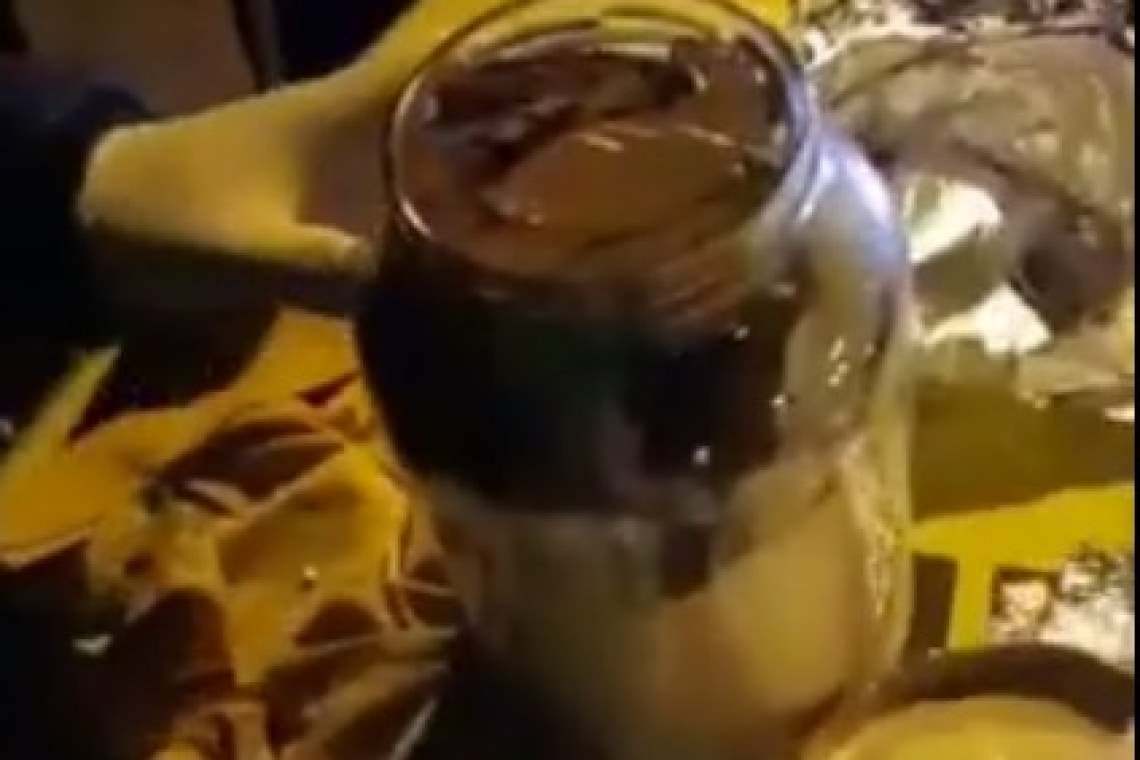 Video: Tânără de 26 de ani, prinsă în flagrant cu un kilogram de cannabis adus din Spania în borcane cu cafea