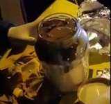 Video: Tânără de 26 de ani, prinsă în flagrant cu un kilogram de cannabis adus din Spania în borcane cu cafea