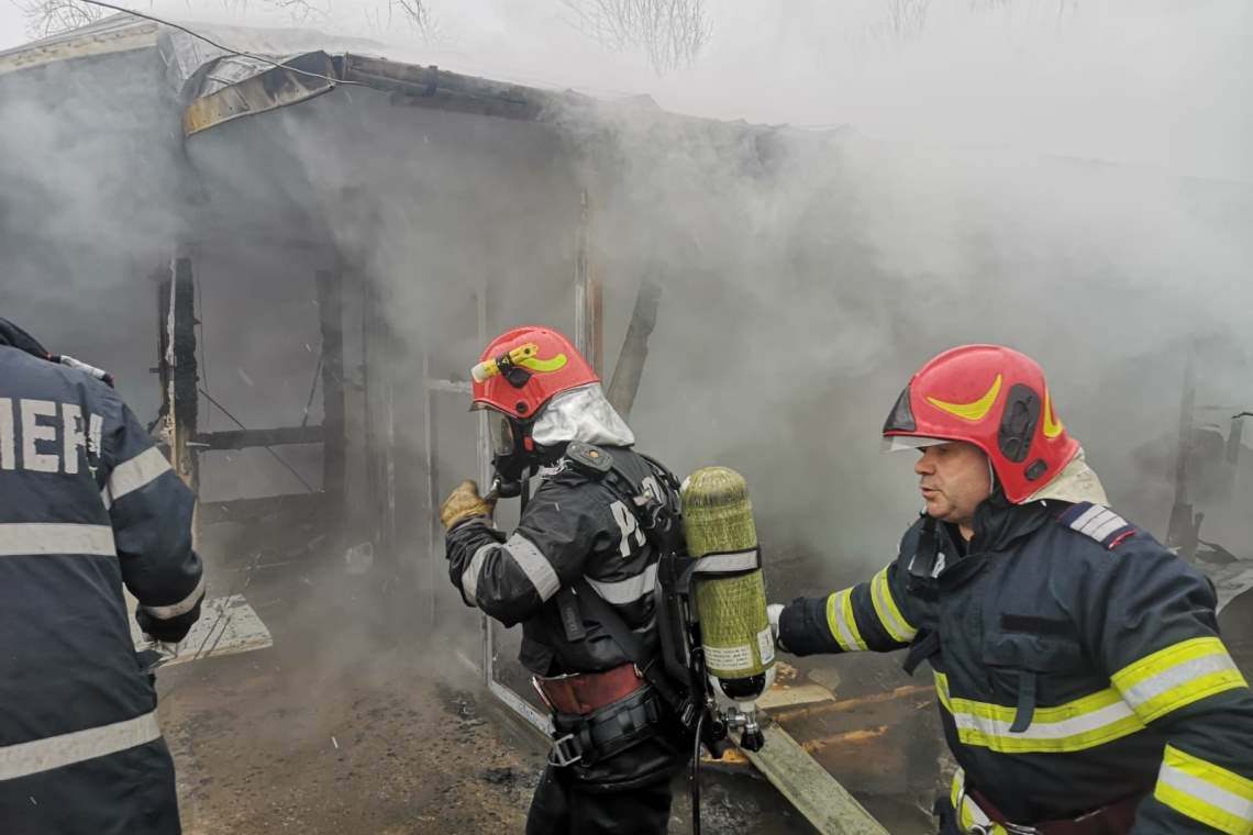 Incendiu în Breaza, la un atelier auto. În interior se aflau și butelii de oxigen