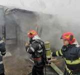 Incendiu în Breaza, la un atelier auto. În interior se aflau și butelii de oxigen