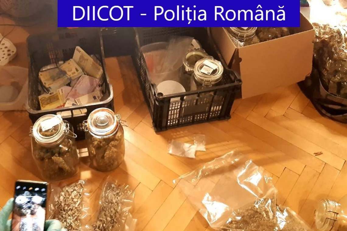 Percheziții în Prahova, la membrii unei grupări de trafic internațional de droguri