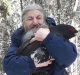 Întâlnire spirituală pe cărări montane: un cocoș de munte se lasă îmbrățișat de părintele Ciprian! - video