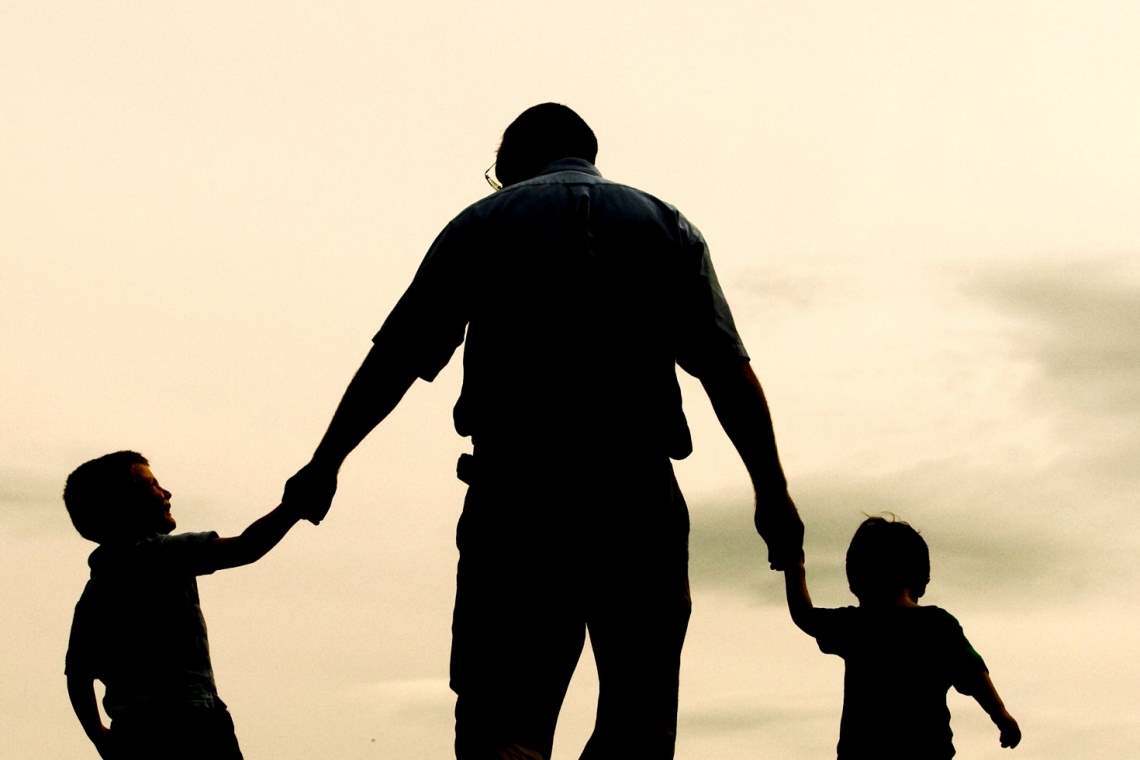 Zeci de bărbați din Prahova sunt asistenți maternali profesioniști!