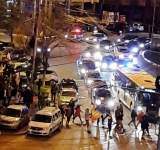 Video: Tinerii din Ploiești au strigat în această seară, într-un marș pe străzile din oraș: “Arafat, nu uita, asta nu e țara ta!“ și “Jos, Iohannis!“
