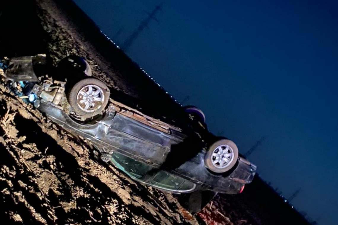 Cu Poliția pe urme, un bărbat fără permis a murit după ce s-a răsturnat cu mașina