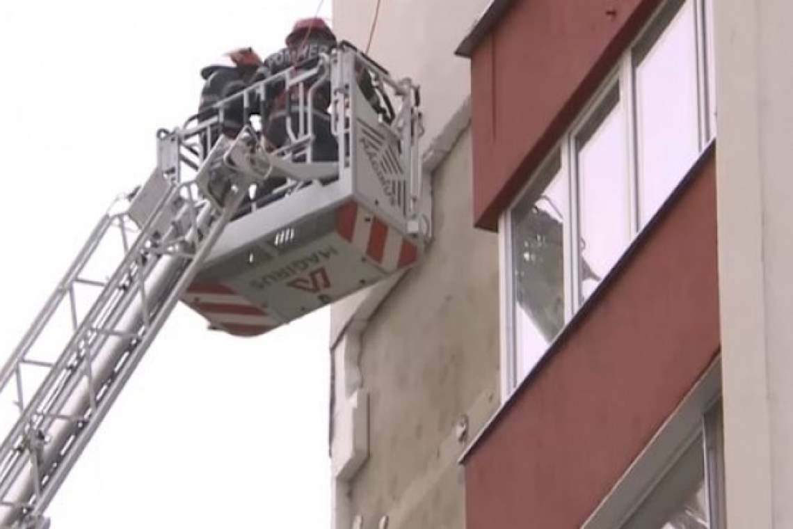 Pericol public la etajul opt al unui bloc din Ploiești!