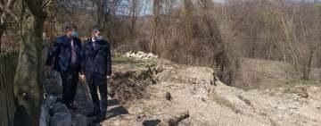 Gospodării în pericol și drumuri impracticabile din cauza alunecărilor de teren, în localități din Prahova