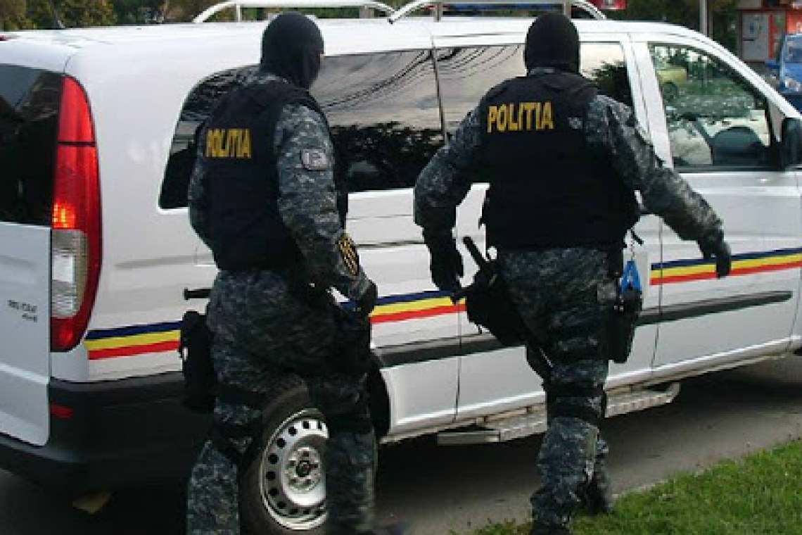 Percheziții la tâlhari din Ploiești care au atacat o femeie de 95 de ani