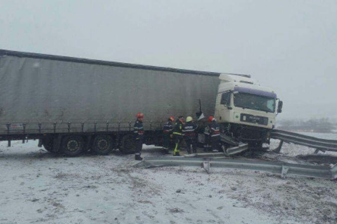 Un TIR derapat și un altul rămas în pană au blocat parțial DN1, la Posada și Sinaia - UPDATE