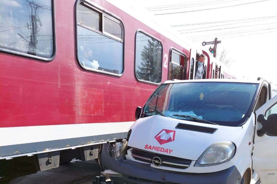 O mașină a unei firme de curierat, lovită de tren la Plopeni - Update