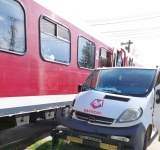 O mașină a unei firme de curierat, lovită de tren la Plopeni - Update