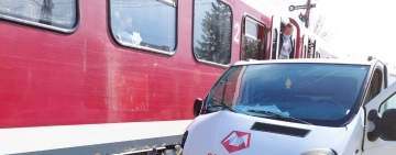 O mașină a unei firme de curierat, lovită de tren la Plopeni - Update