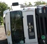 Un camion cu parchet s-a răsturnat, la Breaza