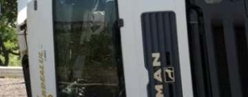 Un camion cu parchet s-a răsturnat, la Breaza