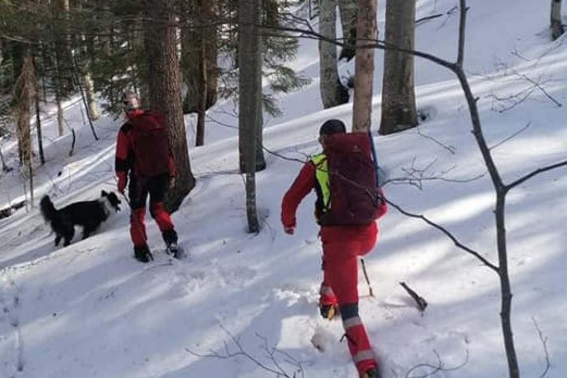 Trupul neînsuflețit al unui bărbat dat dispărut, din Azuga, a fost găsit în Munții Neamțului de echipele de căutare