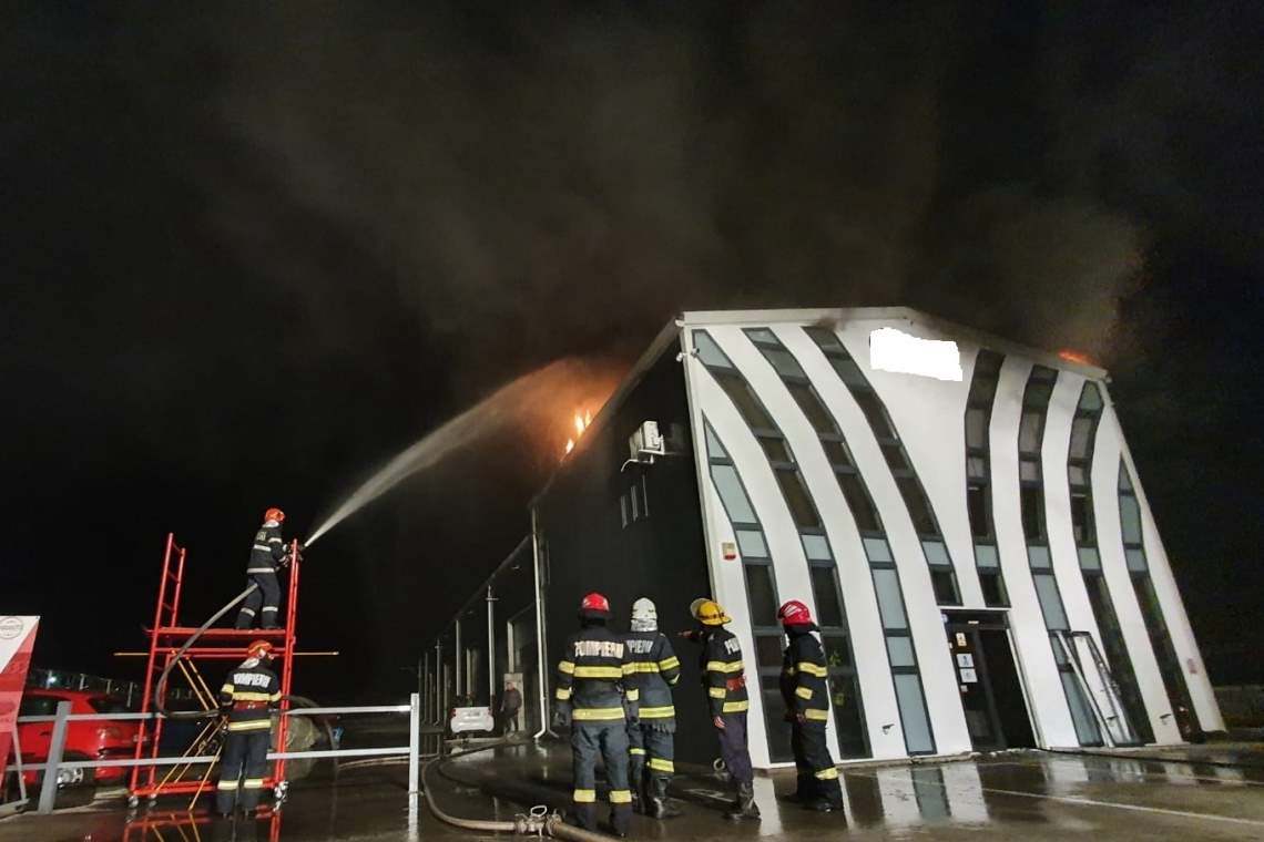 Un service auto din comuna Blejoi a fost cuprins de flăcări