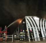Un service auto din comuna Blejoi a fost cuprins de flăcări