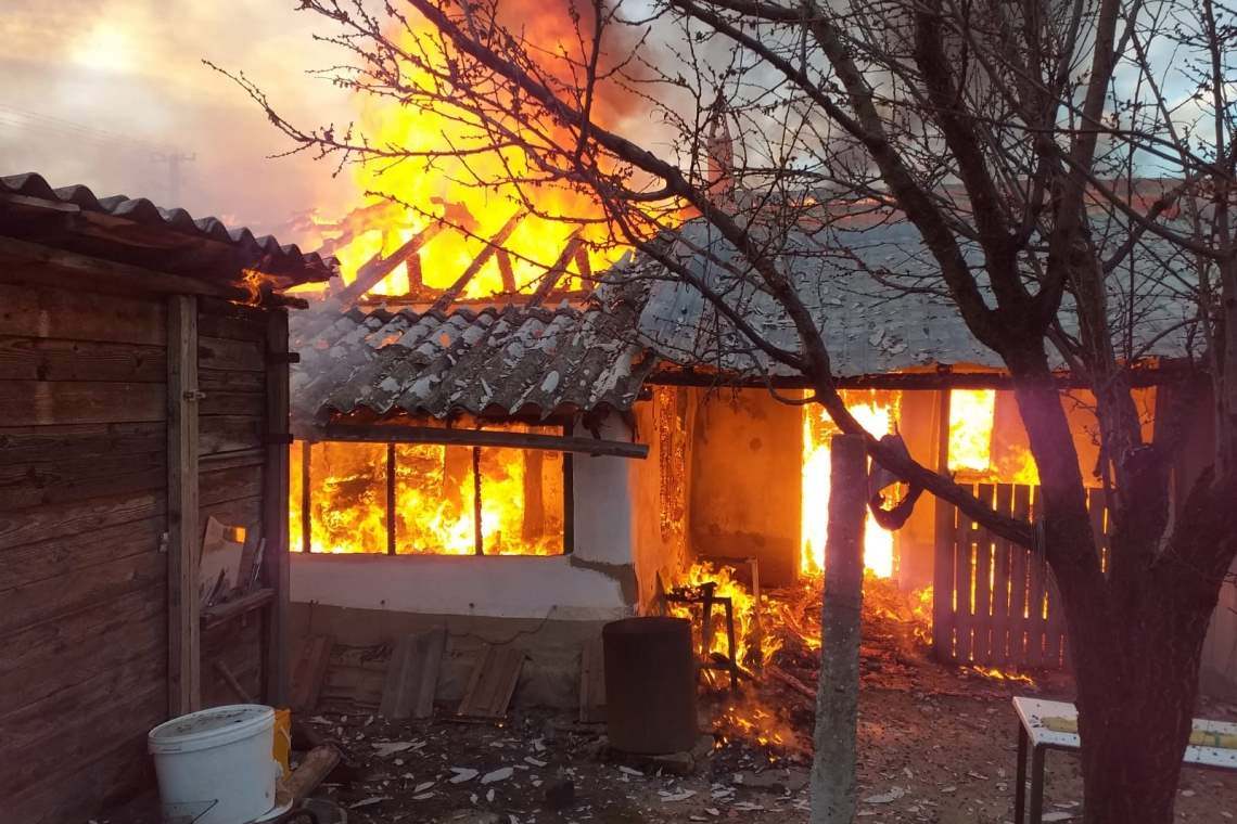 O casă din Colceag a fost mistuită de flăcări în această dimineață