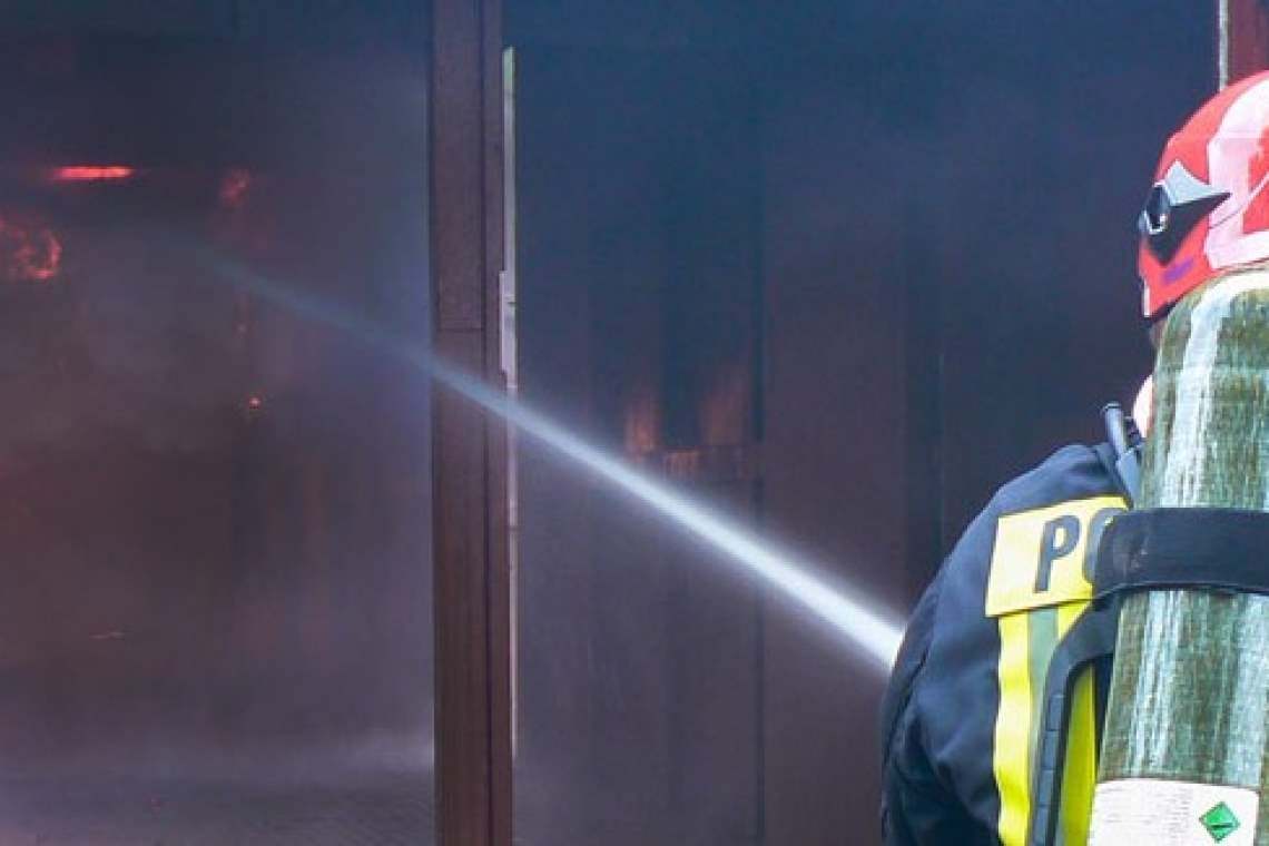 Incendiu la parterul unui bloc din Ploiești, din cauza unei cratițe uitate pe foc