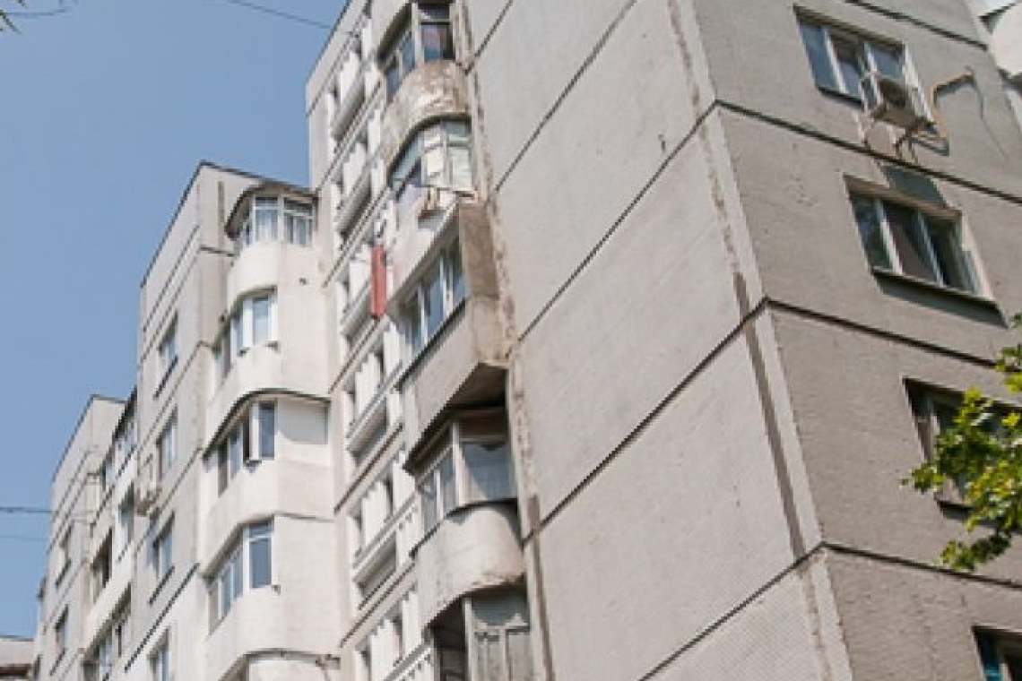 Update: Un bărbat cu un copil în brațe amenință că se aruncă de pe un bloc