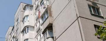Update: Un bărbat cu un copil în brațe amenință că se aruncă de pe un bloc