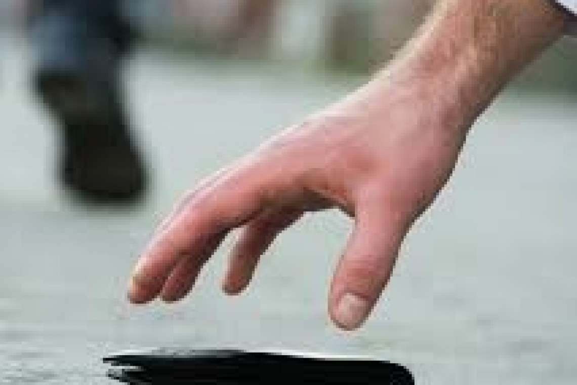 Lecție de corectitudine: un ploieștean a predat polițiștilor un portofel cu bani găsit în centrul orașului