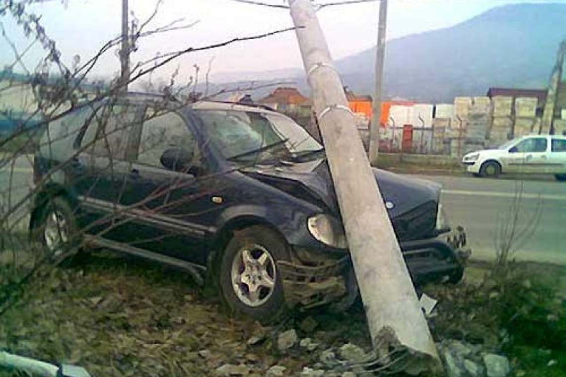 Trafic blocat în Păulești, din cauza unei mașini care a intrat într-un stâlp