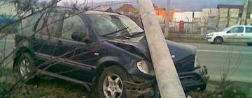 Trafic blocat în Păulești, din cauza unei mașini care a intrat într-un stâlp