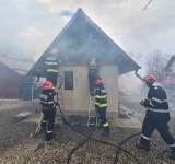 Incendiu la anexa unei case din Brebu. Imagini video de la intervenția pompierilor