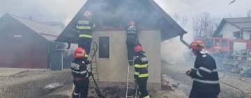 Incendiu la anexa unei case din Brebu. Imagini video de la intervenția pompierilor
