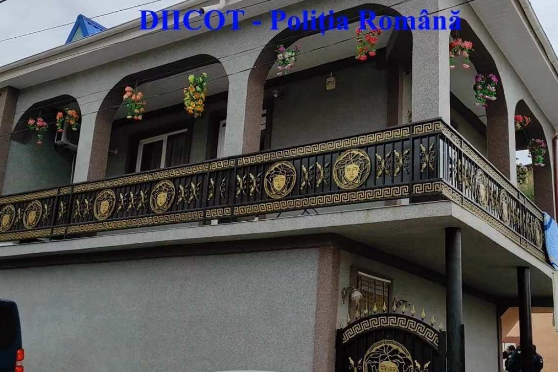 Milionari în dolari, din prostituție. Imagini din locuințele proxeneților arestați