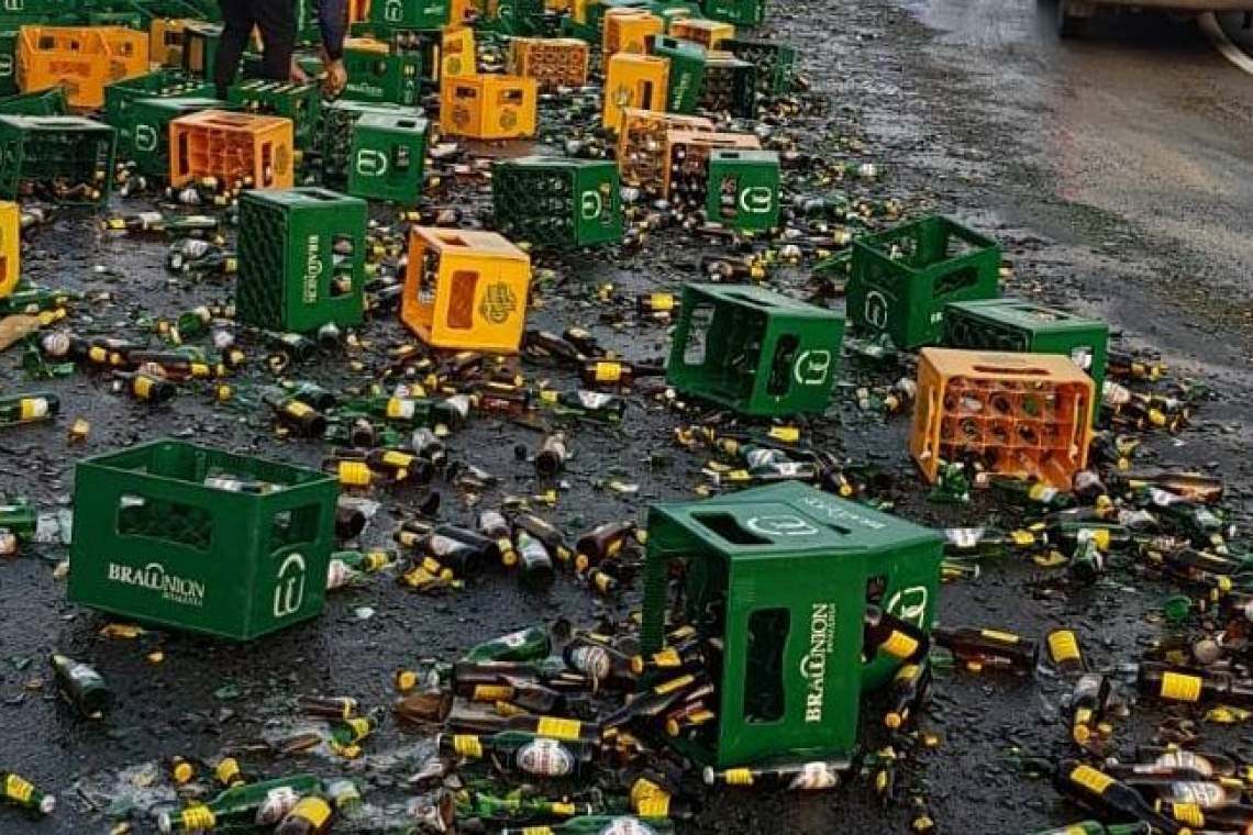 Lăzi cu bere căzute dintr-un TIR au blocat o bandă de mers pe DN1, la Posada