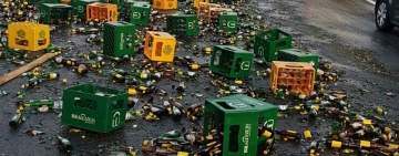 Lăzi cu bere căzute dintr-un TIR au blocat o bandă de mers pe DN1, la Posada