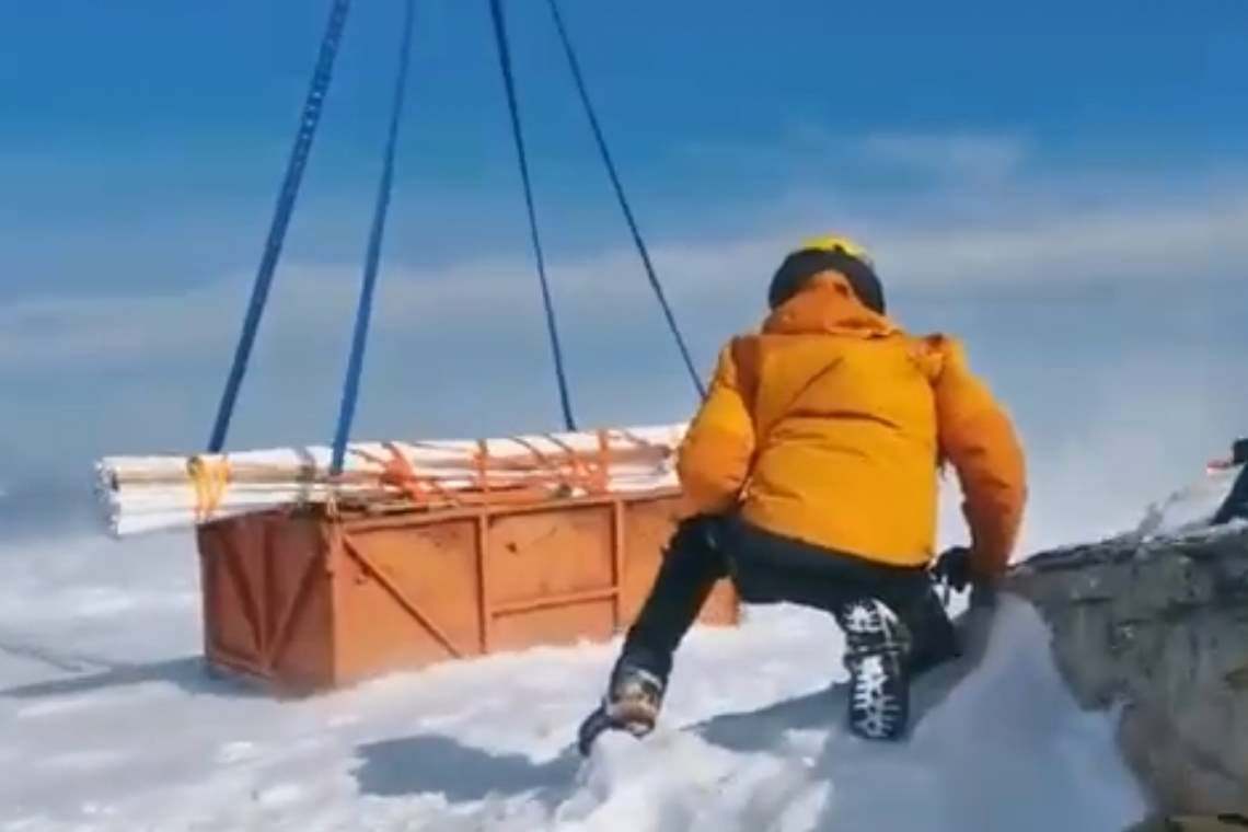 Materialele de construcție pentru reabilitarea stației meteo de la Vf. Omu, transportate cu elicopterul