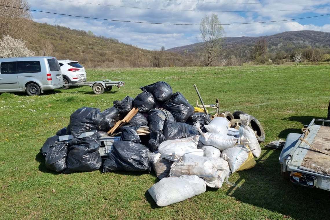 1200 de saci de gunoi, strânși din zona Muscel din Câmpina, cu ajutorul polițiștilor prahoveni