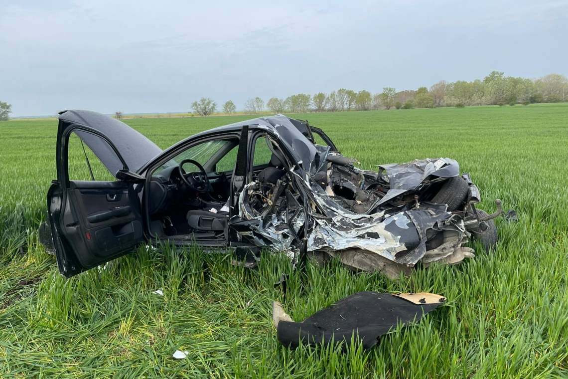 Șoferul care s-a răsturnat cu mașina pe un câmp, lângă DN1 D, a murit