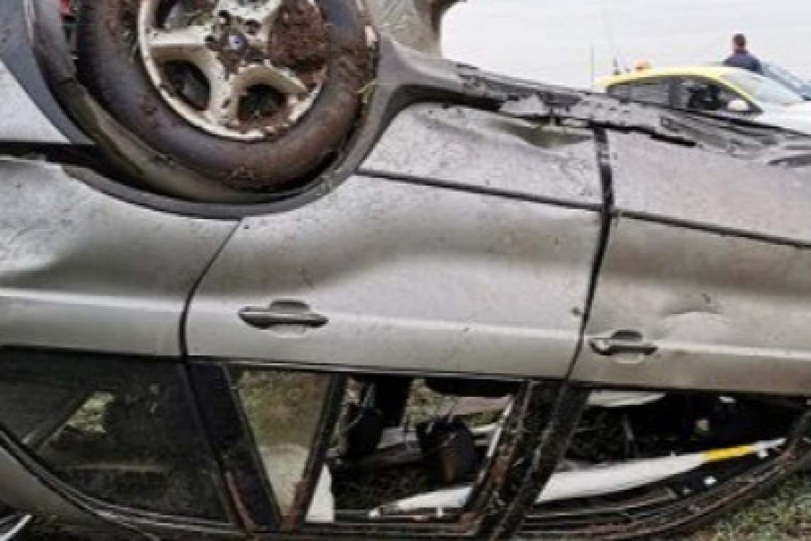 O mașină s-a răsturnat pe câmp, în afara DN1D. Update - șoferul a decedat