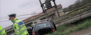 O mașină a intrat într-un stâlp de pe marginea DN1, la Puchenii Mari. Două persoane au ajuns la spital
