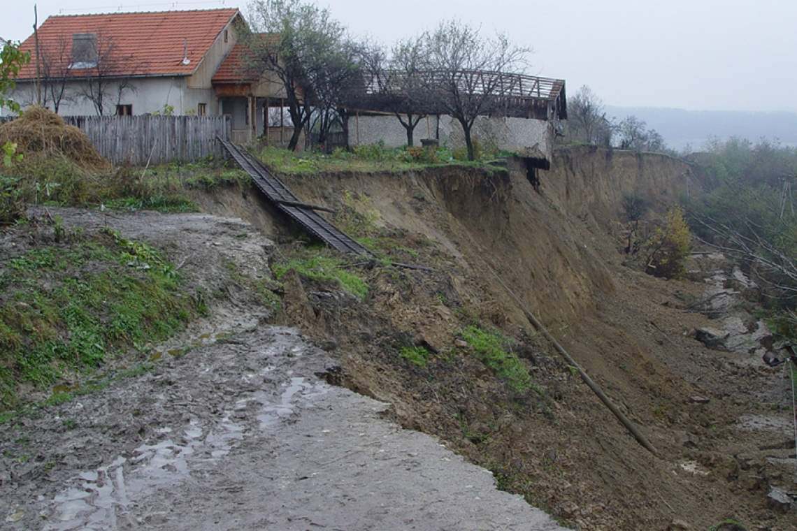 Alunecare imensă de teren la Vărbilău! Trei case în pericol