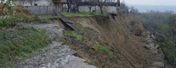 Alunecare imensă de teren la Vărbilău! Trei case în pericol