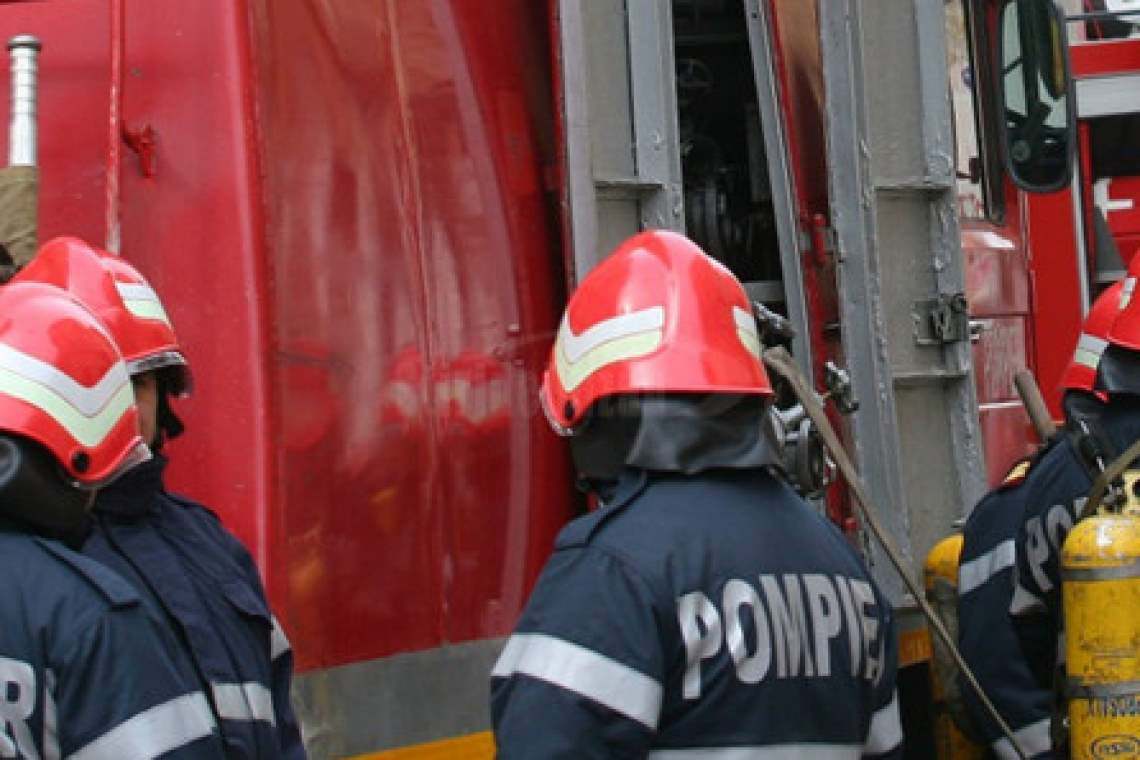 Două fete au fost salvate de pompieri și un vecin dintr-o casă în care izbucnise un incendiu, la Comarnic